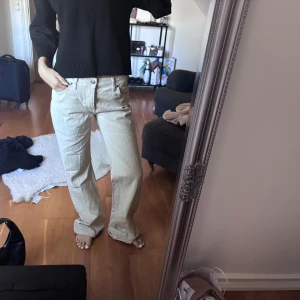 Beige jeans  - Perfekta långa beige jeans ifrån Zara. Jag är 168 💞