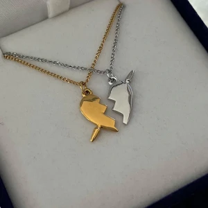 Maria Nilsdotter ”You and Me” inspirerat halsband - Aldrig använda, 18K guldpläterad och silverpläterad och tillverkade i rostfritt stål. Kedjornas längd är  40+5 cm och nickelfria. Om du har fler frågor, tveka inte att höra av dig 🤗