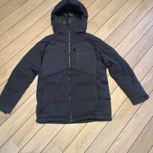 Sail Racing jacka  - En schysst jacka från Sail racing, den är i gott skick förutom att det är två små hål i inner ärmen men inget som syns när man har på sig den.    Den är i storlek 170 men sitter som en S           Hör av er vid minsta fundering.