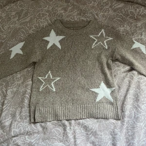 Beige stickad tröja med stjärnor🍂 - Beige stickad tröja som är i bra skick bara använd 2 gånger säljer den för har ingen användning av den.