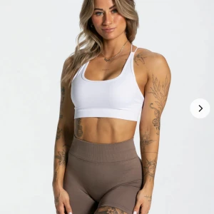 Teveo sport bh - TEVEO EVERYDAY Backless Top i färgen  ‘White’ . Storlek L. Bra skick! Obs : lätta missfärgningar på insidan från  brun utan sol  (se sista bilden) men syns knappt  när man har på sig den! 🥰