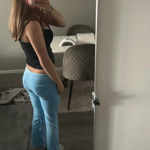 Ljusblå mjukisbyxor från Gina Tricot - Supersköna ljusblå mjukisbyxor från Gina Tricot med bootcut-snitt och snörning i midjan. Byxorna är i mjukt och lent material för korta för mig 💗.