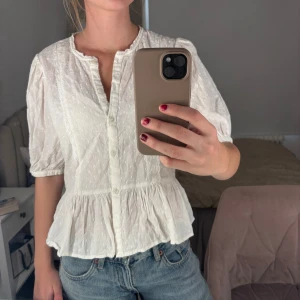 Vit blus från Holly & Whyte - Supersöt vit blus från Holly & Whyte med puffärmar