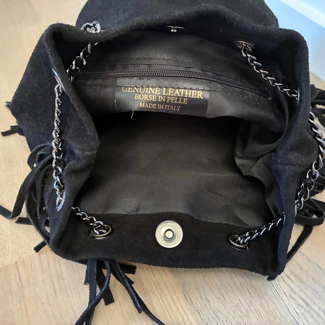 Svart mocka axelväska med fransar - 3