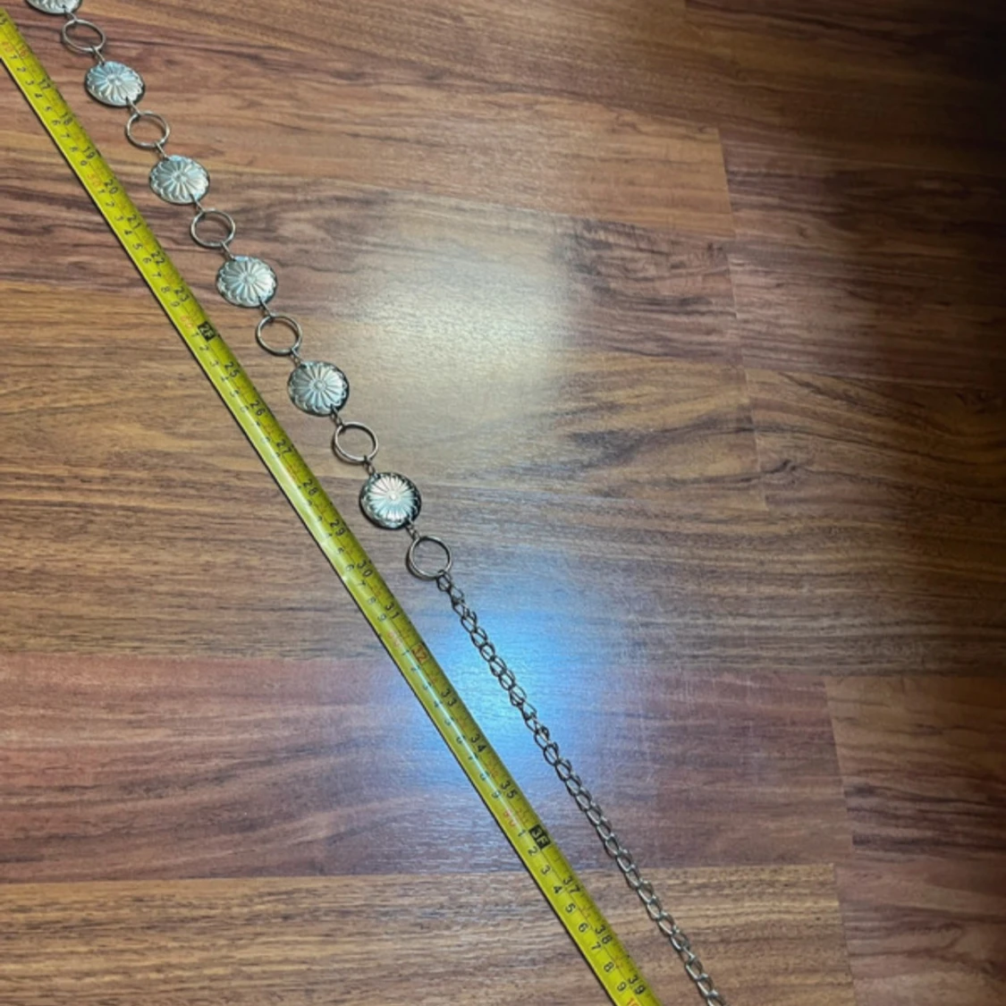 Silvrigt kedjebälte med blommor - 4