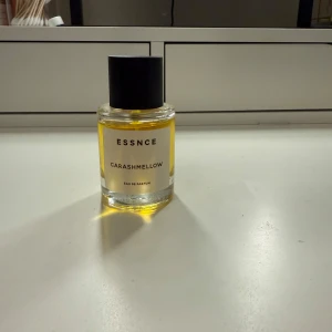 Essnce Carashmellow Eau de Parfum - Trendig parfym från ESSNCE med namnet Carashmellow. Har endast testats men används tyvärr inte. 50ml