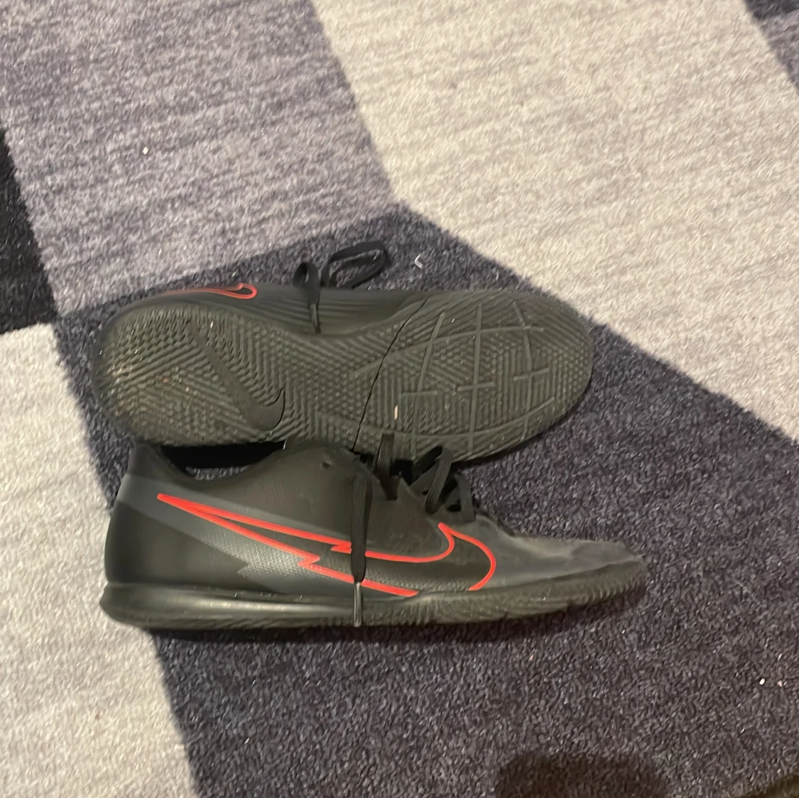 Nike fotbollsskor svart/röd strl 44