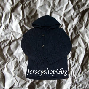 Stickad cardigan  - Asskön stickad cardigan, riktigt varm och mysig och dessutom jävligt snygg, priset är inte hugget i sten och kan tänka mig att gå ner så hör gärna av er😄PERFEKT FÖR KALLA DAGAR!🧊❄️