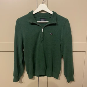 Mörkgrön halfzip från Lexington - Tröja för killar 152 cm långa. Mycket bra passform och fin mörkgrön färg. Mycket bra pris då nypriset är 1000kr och den inte är särskilt andvänd