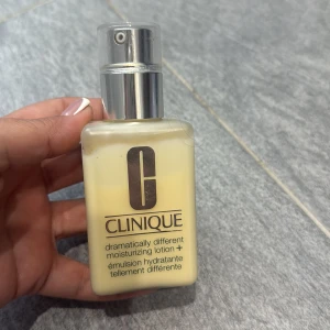 Clinique Dramatically Different Lotion - Kvar 90% Fuktgivande ansiktslotion från Clinique i en smidig pumpflaska. Produkten är ljusgul och har en lätt, krämig konsistens som snabbt absorberas av huden. Perfekt för att ge huden extra återfuktning och lyster.