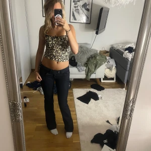 Svarta bootcut jeans med snygga detaljer - Andvänds fåtal gånger. Köpte dom av en jeansmakare så märket är okänt. Jeansen kommer från Morocco men vet inte självaste märket!🤗