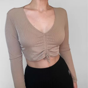 Crop top - Fin crop top i storlek XS! Bra skick. Köparen står för frakten men kan även mötas upp i Uppsala, Knivsta eller Sigtuna. Tveka inte att fråga mig om något!