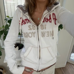 Abercrombie & fitch zip - En zip från Abercrombie & fitch i storlek S. Kan upplevas mindre i storlek. Tröjan bedöms vara i gott skick förutom att den är något urtvättad. Jag skickar ditt köp inom 24h. Se liknande zip i min profil! 