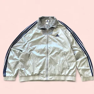 Vintage 90’s Silver Adidas Windbreaker  - En riktigt snygg vintage 90’s silver Adidas windbreaker i storlek L. Priset går att diskuteras!