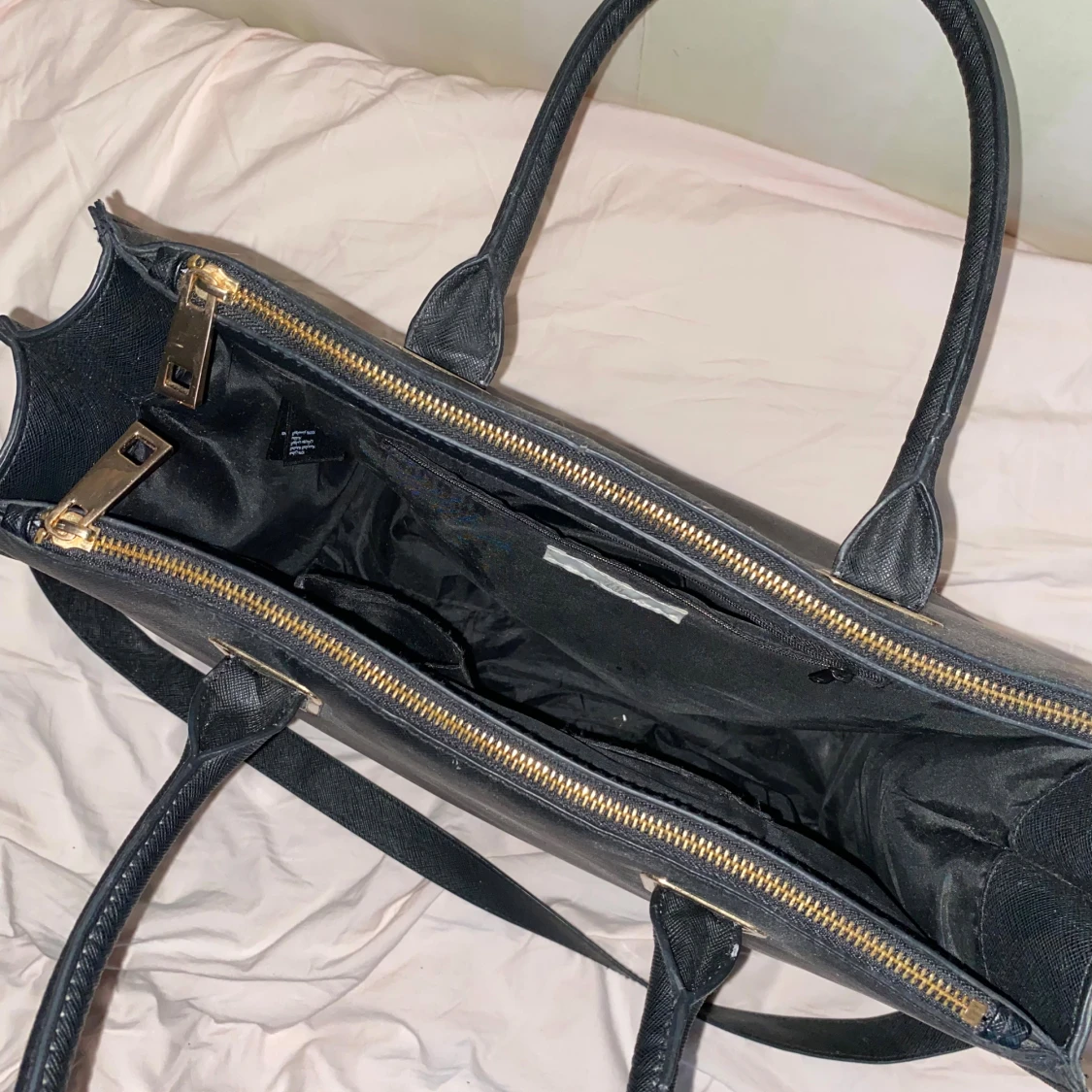 Svart axelväska med gulddetaljer - 2