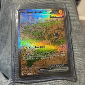 Pokémonkort samling med EX-kort - Stor samling Pokémonkort inklusive flera EX-kort som Iron Hands EX, Pikachu EX, Chien-Pao EX och Eiscue EX. Kort i fint skick, vissa i skyddsplast. Perfekt för samlare eller spelare som vill få fler kort i bagaget då jag inte längre behöver dessa för att jag har dubbletter, ca 200-500 kort. Dubbletter o icke dubbletter i fint skick från 2016-2024