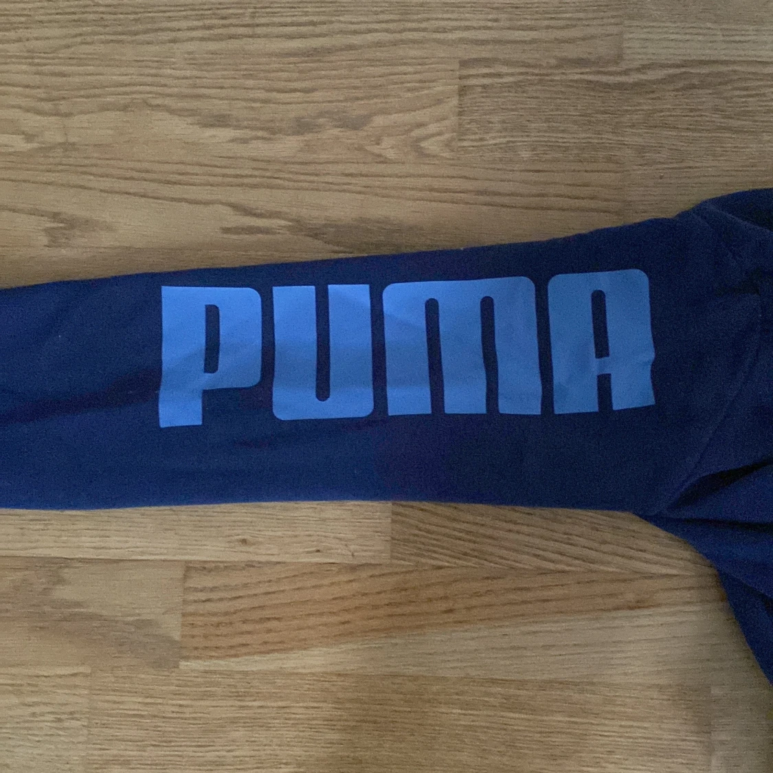 Mörkblå hoodie från Puma med tryck - 3