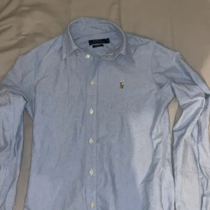 Ralph lauren - Snygg ljusblå skjorta från Polo Ralph i storlek S säljer för 1600 för jag köpte för 2 tusen kan gp ner lite. Använd ungefär 2 gånger. 