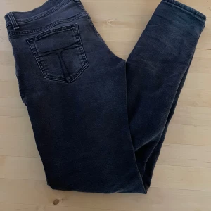Slim svarta jeans från Tiger of Sweden 29/32 - Svarta slim fit jeans från tiger sweden storlek 29/32