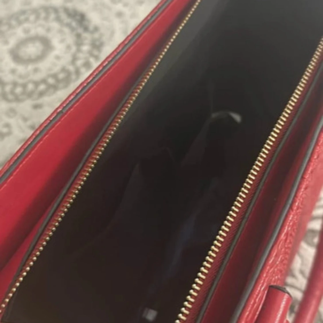 Röd handväska i skinnimitation - 2