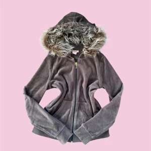 Juicy Couture Fur Hoodie - Söt luva från Juicy Couture med päls💞storlek S!             Fast pris‼️Brun/grå färg.