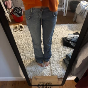 Snygga Lågmidjade jeans - Säljer ett par Lågmidjade jeans som inte kommit till användning då dom är aningen för korta💕💕 dom har slitits upp lite där nere men de är inget som märks!🥰