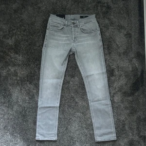 Dondup Jeans - Snygga gråa jeans från Dondup i modell George. Skicket är som nytt och detta är den nyaste modellen kontakta om du har några funderingar 