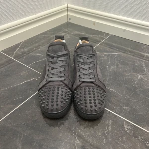 Louboutin skor - Ett par fräsha loubs. Det är i storlek 42 och anvönt få. Det är bara att tvätta undersulan så är det fräsha igen.