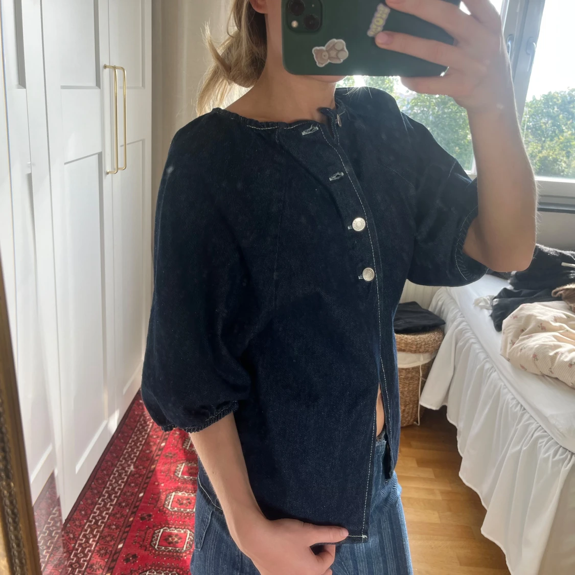 Mörkblå jeansblus med puffärm - 1