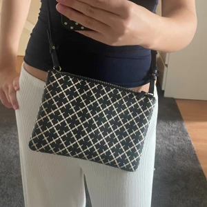 INTRESSEKOLL! Svart by Malene Birger väska - Den kommer inte till användning längre så lägger upp en intressekoll på den och för att se hur mycket folk hade kunnat ge för den. Priset är därför inte fast!!! Den är i väldigt god skick! Inga defekter eller liknande. Köptes i november 2024 men har inte används ca de senaste 2 månaderna🥰