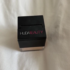 Huda beauty baking powder - Knappt använd, har använts 4/5 gr  