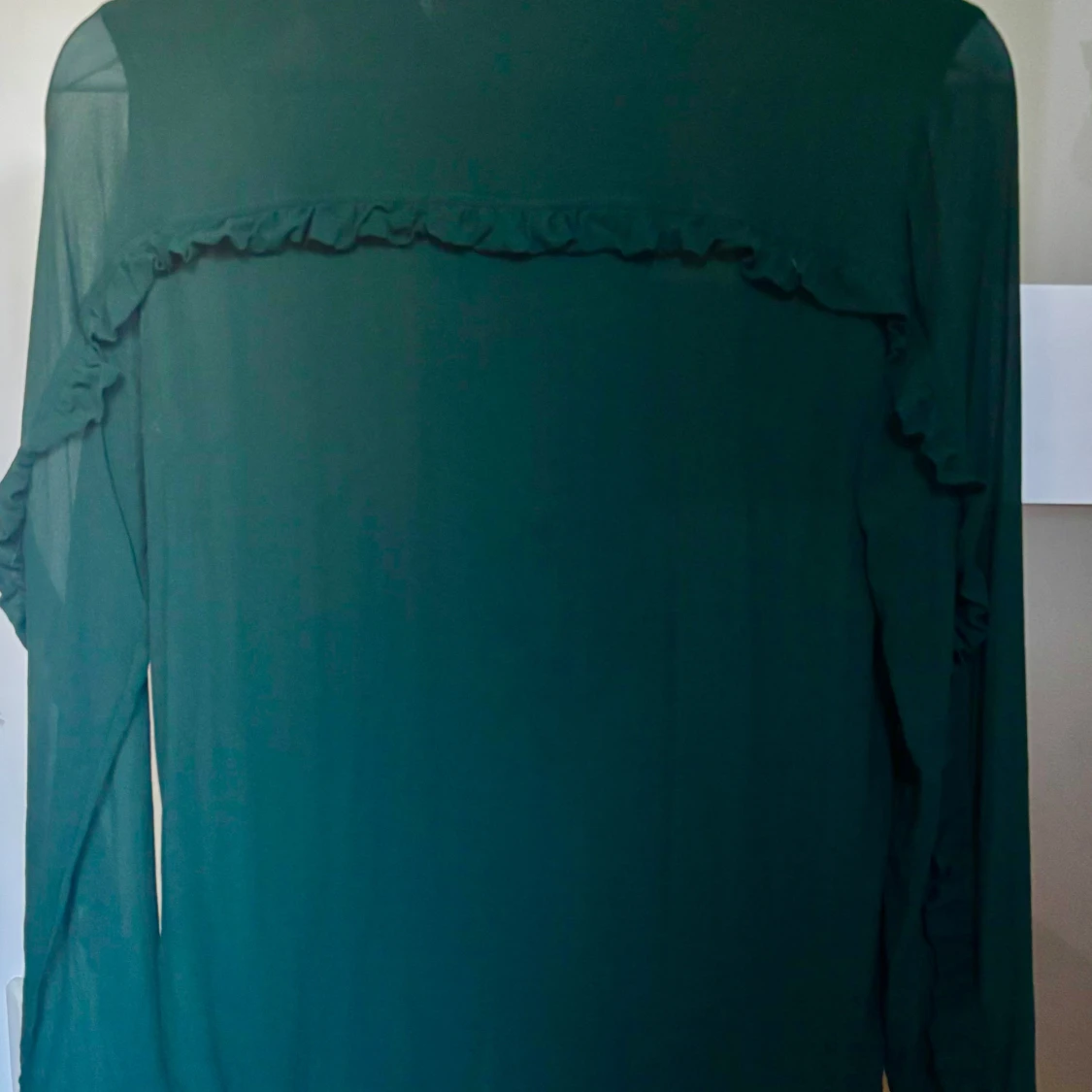 Mörkgrön blus med volang från Second Female - 1