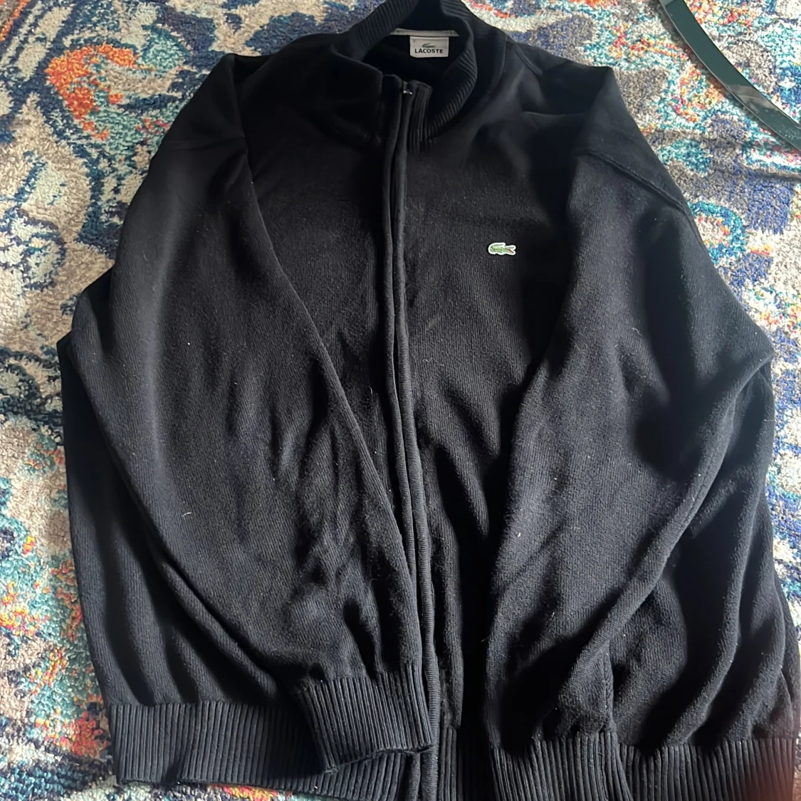 Svart stickad jacka från Lacoste