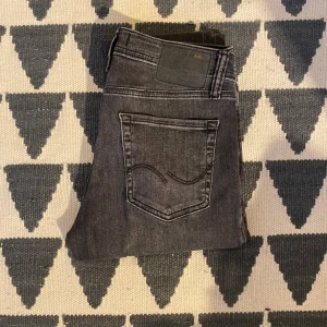 Svarta Jack n Jones jeans - Svarta Jack n Jones jeans med slitningar i storlek w29!| nypris 699 men mitt pris 400kr| skicket är bra| skriv vid minsta fråga eller fundering!