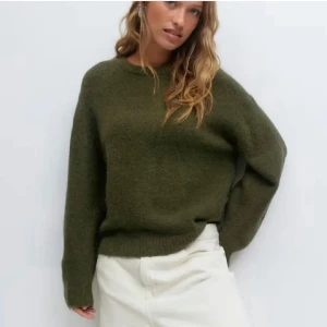  stickad tröja - Mysig olivgrön stickad tröja, använd ca 2 ggr 