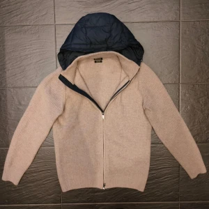 Massimo Dutti Cardigan - Säljer nu denna extremt sällsynta Massimo dutti cardiganen. Den har avtagbar luva och snygga detaljer. Står storlek L men passar mer S-M. Funkar extremt bra nu till hösten. Nästintill oanvänd. Skriv vid minsta fundering!