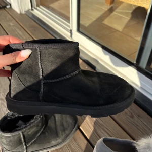 Svart UGGs - Äkta Ugg’s, nypris 2000kr