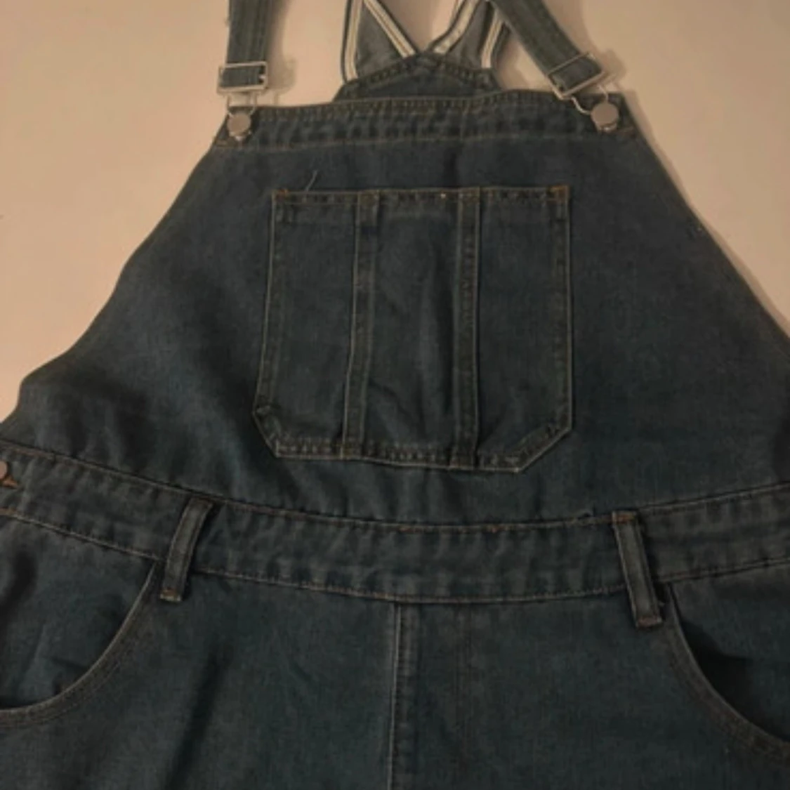 Blå denim hängselbyxor 