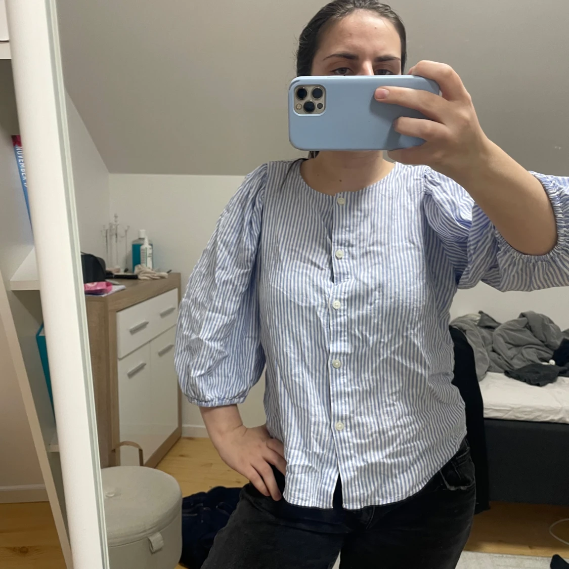 Blårandig blus med puffärm - 1