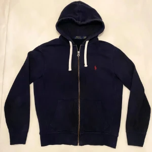 Ralph Lauren hoodie - Säljer en marinblå hoodie från Ralph Lauren Polo. Storlek, M Färg, mörkblå Cond, 8/10