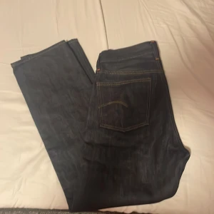 G-Star RAW Type 49 jeans, mörkblå - Säljer ett par G-Star RAW Type 49 jeans i mörkblå med raka ben och avslappnad passform. Helt nya aldrig använts 