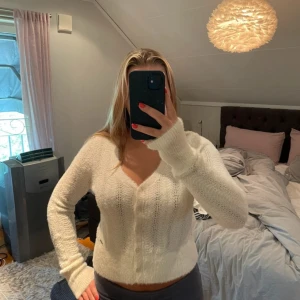 Vit kofta från Abercrombie & Fitch - Supermjuk och fluffig vit kofta från Abercrombie & Fitch. Storlek S