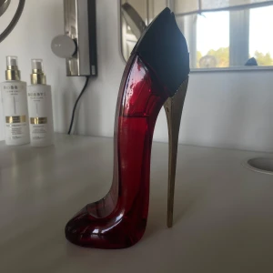 Ej äkta Carolina herrera  - Snygg parfym som ska likna den från Carolina Herrera. Den är inte äkta då jag köpte den utomlands men har samma doft som den riktiga 🤍 det guldiga och svarta på produkten sitter lite löst men fungerar som vanligt så det är det enda 💋