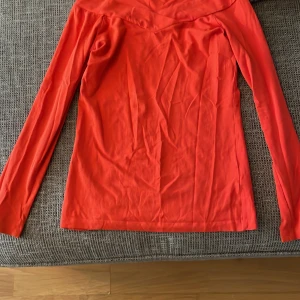 Röd offshoulder topp Gina Tricot XS - Snygg röd offshoulder topp från Gina Tricot i storlek XS. Toppen har långa ärmar och en figurnära passform. Perfekt för dig som vill ha en enkel men trendig look. Tillverkad i mjukt material som känns skönt mot huden.