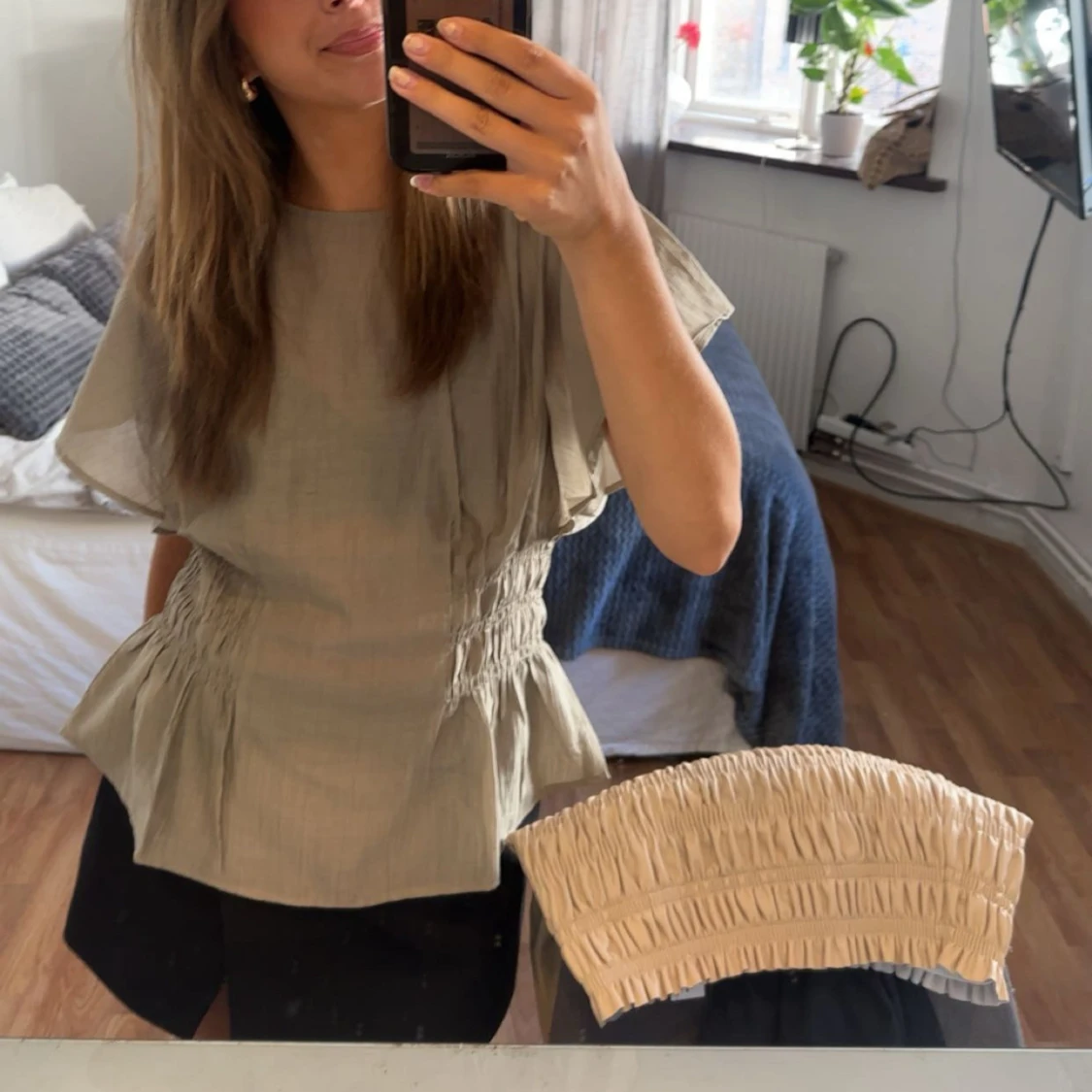 Beige blus med volang och smock - 1