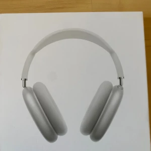 AirPods max silver  - Helt nya oanvända bara öppnade priset kan diskuteras vid snabb affär. Fick den i present. Har inte andvändning  till dessa eftersom har AirPods PRO 2.