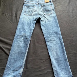  Replay jeans  - Feta jeans från replay med riktig snygg fade och slitningar🔥✔️Storleken motsvarar ungefär W29 L30✔️ någon enstaka röd fläck på benet, men inget som man märker (sista bilden)✔️för fler frågor klicka på ”kontakta”✔️