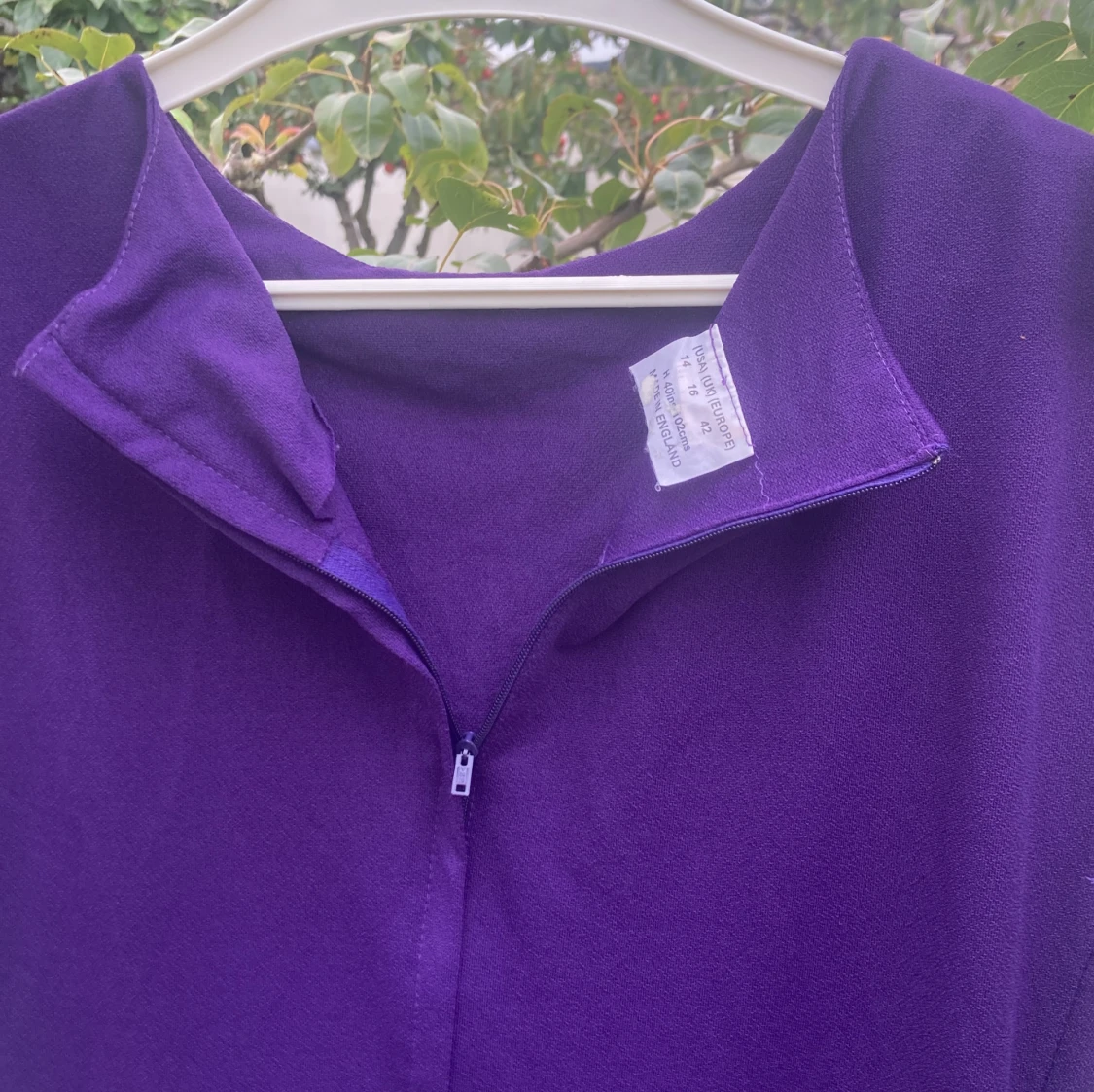 Lila långklänning med pärldetalj - 2