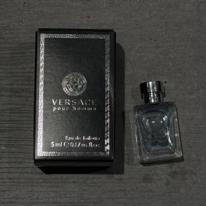 Versace Pour Homme 5ml  - Duften er av en blomstrende komposisjon, balansert med lette friske toner.  Størrelse: 5ml (helt ny og uåpnet). Ideell for å prøve ut duften, ha med på reise eller som en praktisk hverdagsløsning.  Kan hentes i Oslo sentrum eller leveres!