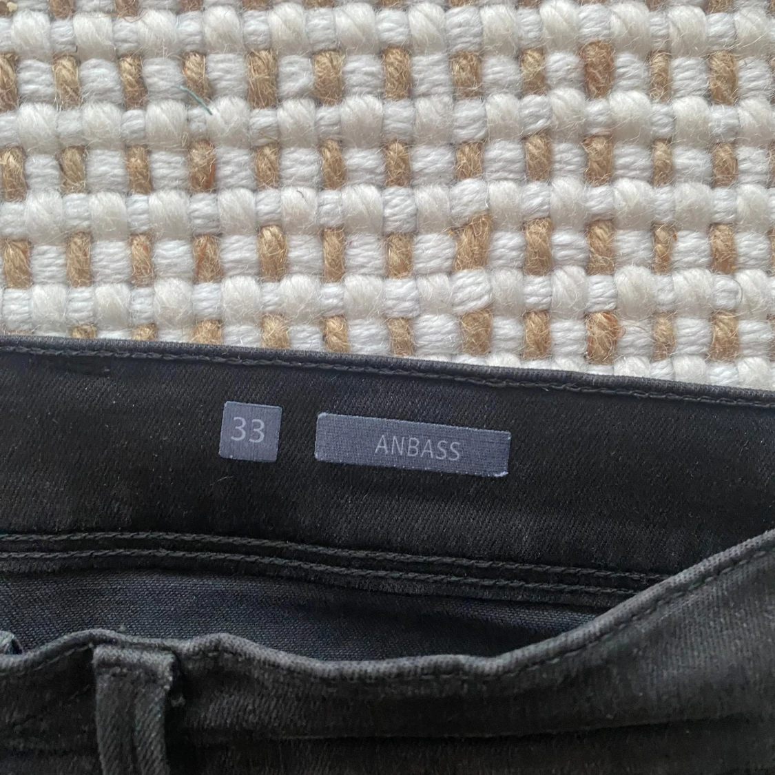 Svarta Replay Anbass jeans, stl 33 - 2